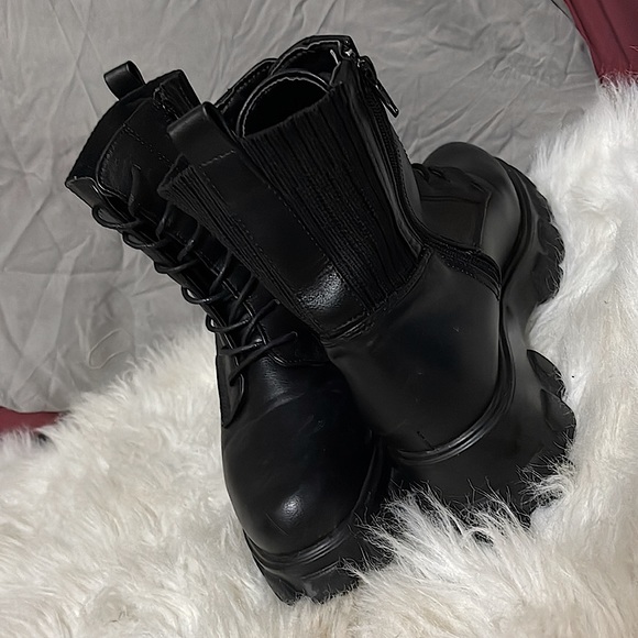 Black Chunky Heel Ankle Boots Size 6 Womens US - Picture 3 of 4